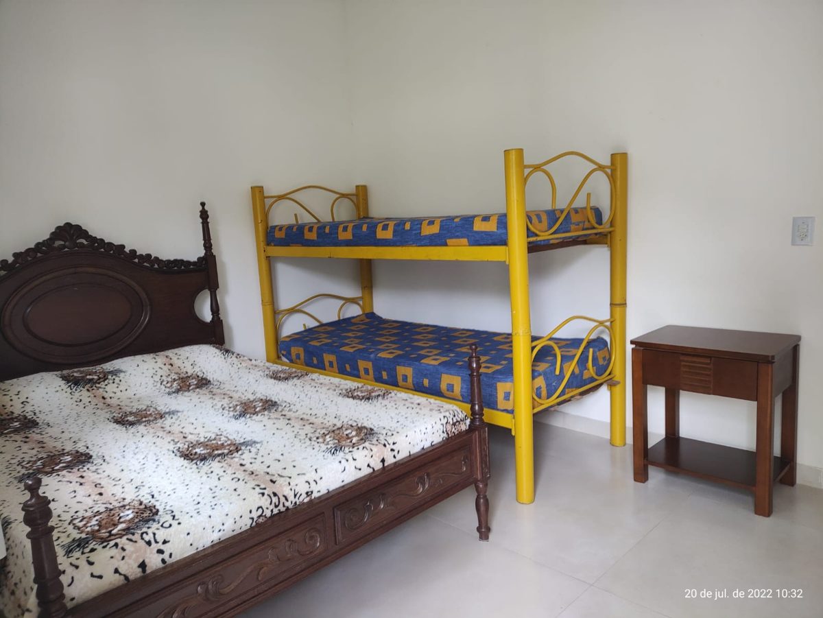 Quarto com cama de casal e beliche
